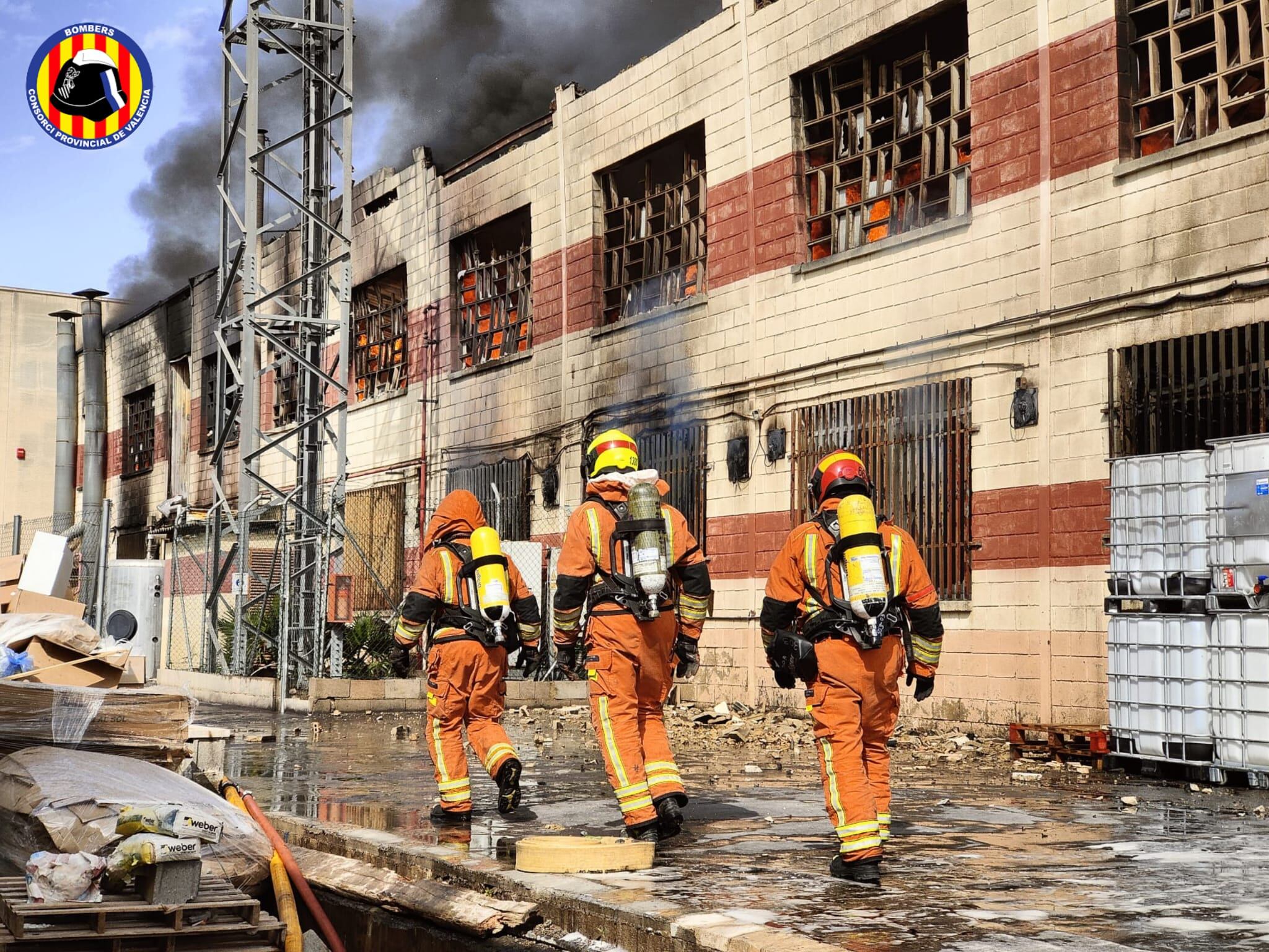 Los bomberos del Consorcio Provincial de Valencia trabajan en la extinción del incendio en una fábrica de Paterna