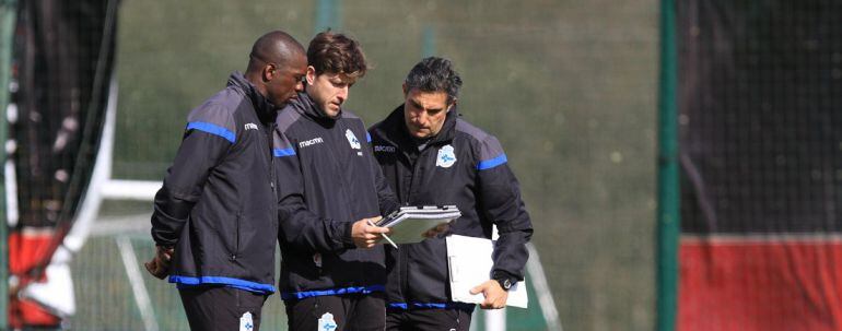 Seedorf con sus ayudantes