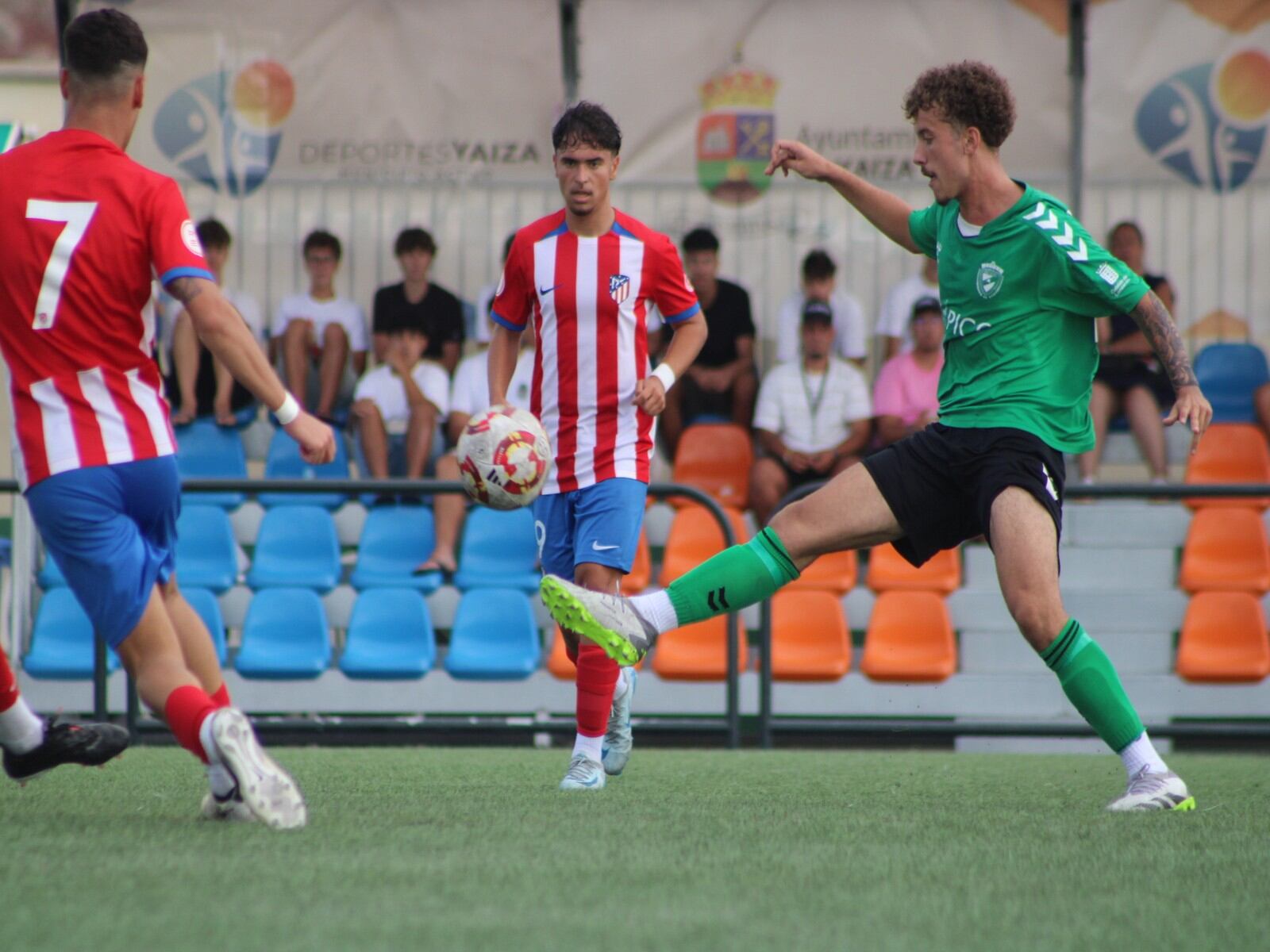 Un jugador del juvenil del Unión Sur Yaiza golpeando el balón.