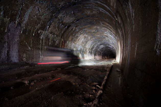 Un coche pasa por la parte cántabra del túnel de la Engaña.