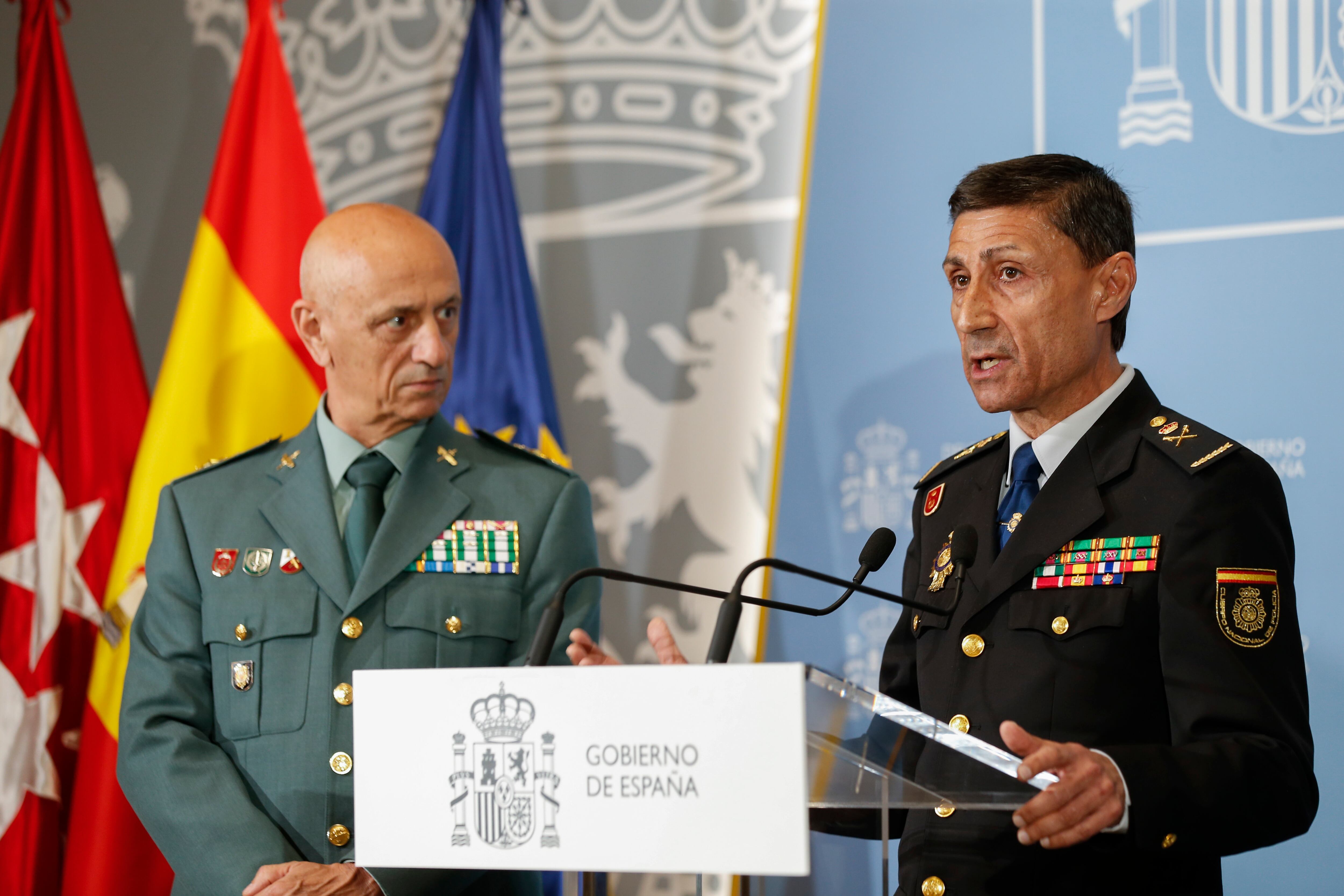 El jefe superior de Policía de Madrid, Manuel Soto (d), y el general jefe de la Zona de Madrid de la Guardia Civil, José Antonio Berrocal, informan sobre la operación conjunta