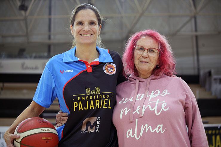 Amparo Villadangos, presidenta del C.B. Bembibre P.D.M. , posa con la nueva entrenadora del conjunto berciano