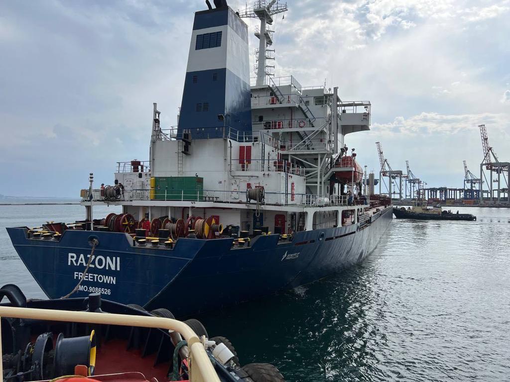 El carguero &#039;Razoni&#039;, que viaja bajo bandera de Sierra Leona, en el puerto de Odesa.