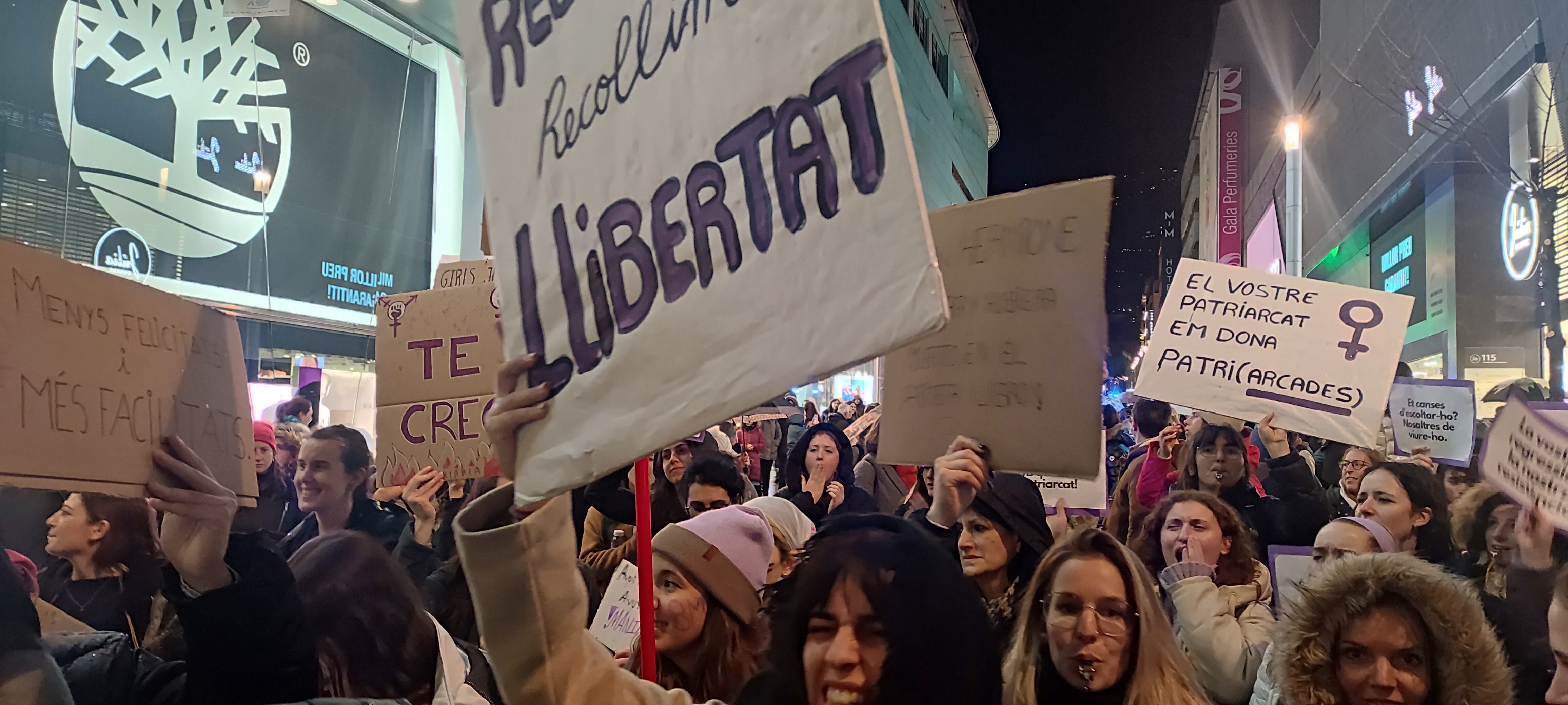 Manifestació pel Dia internacional de les dones, aquest dimecres al vespre, a l&#039;eix comercial central d&#039;Andorra amb unes 200 participants.