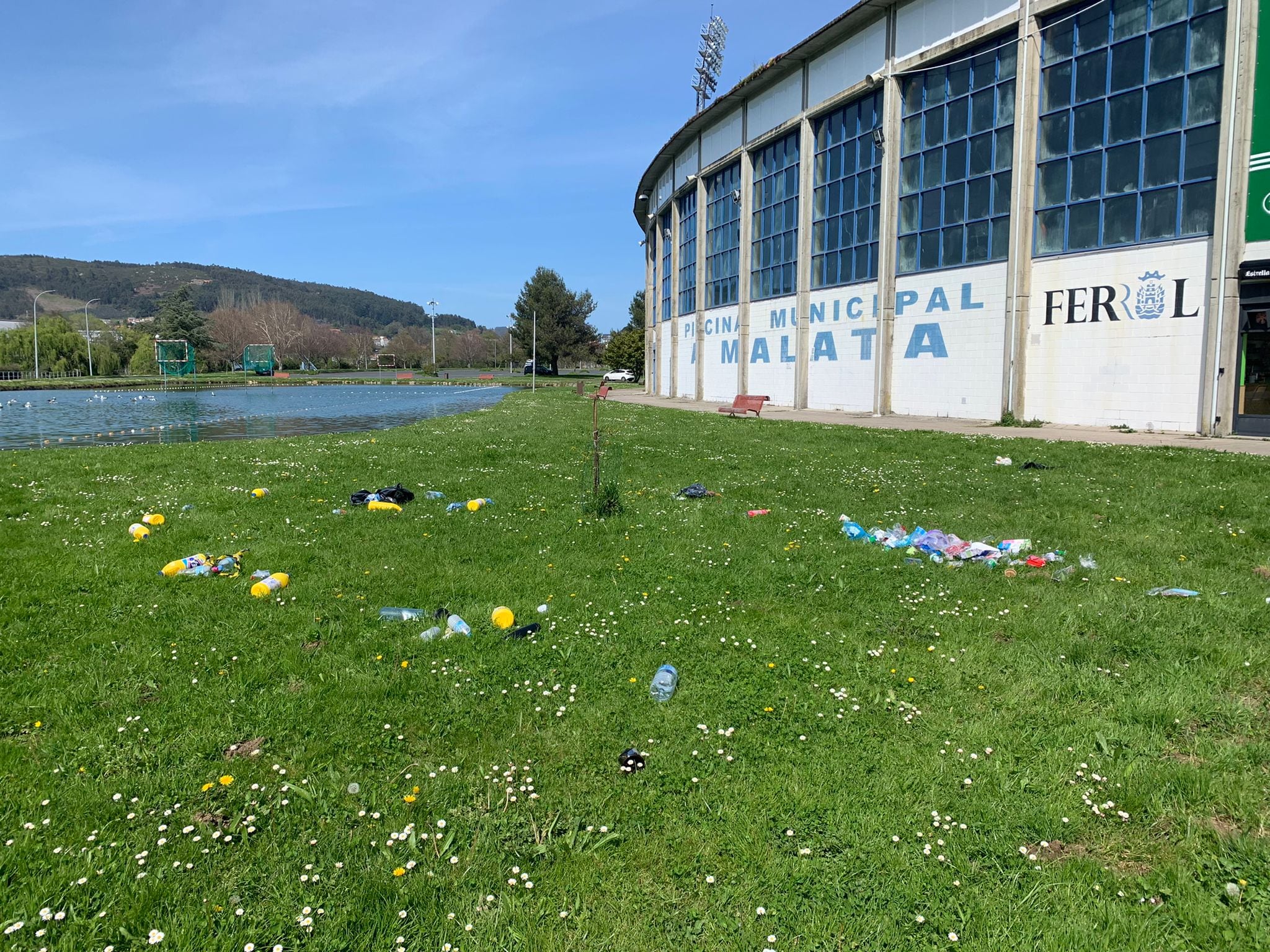 Basura acumulada este sábado en el entorno del estadio de A Malata