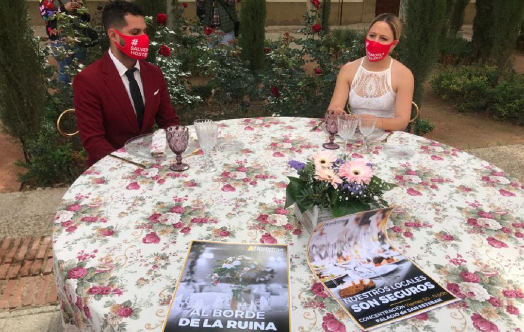 Imagen de los novios de la celebración simulada por Hostemur frente a la sede del Gobierno regional