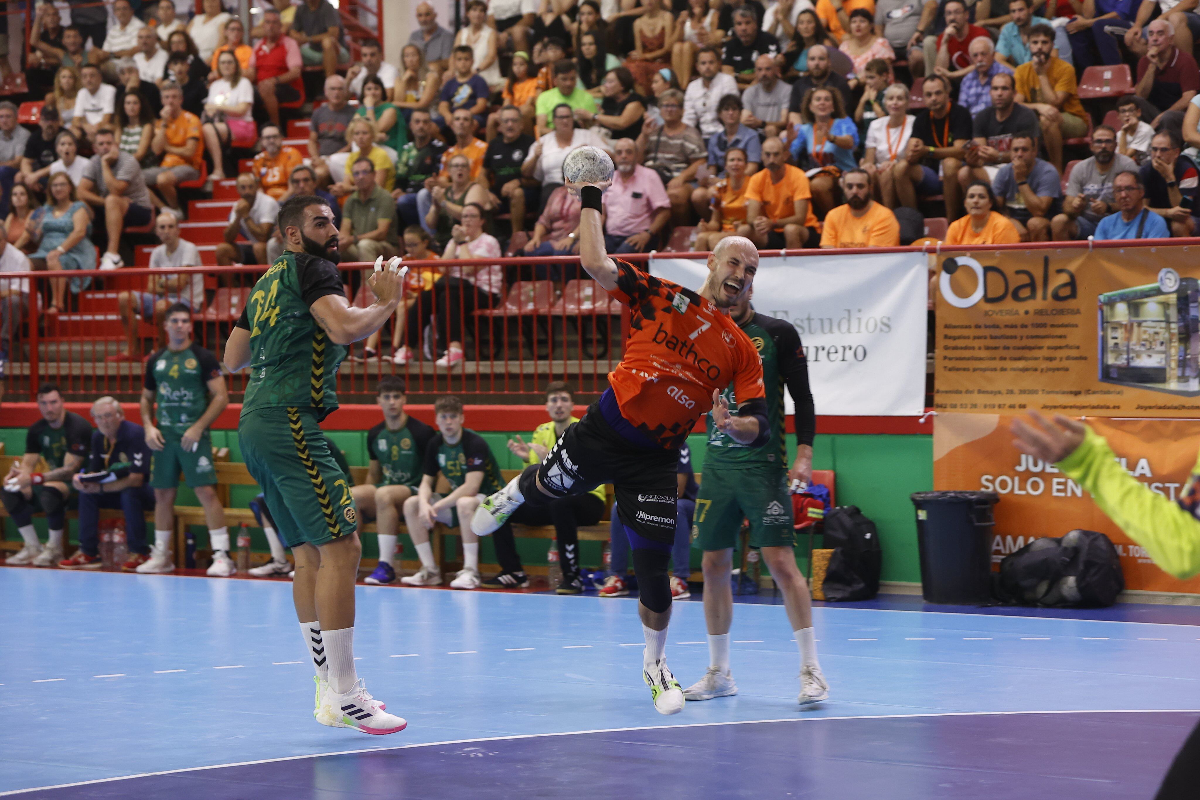 Adrián Fernández, lanzando ante el REBI Cuenca.