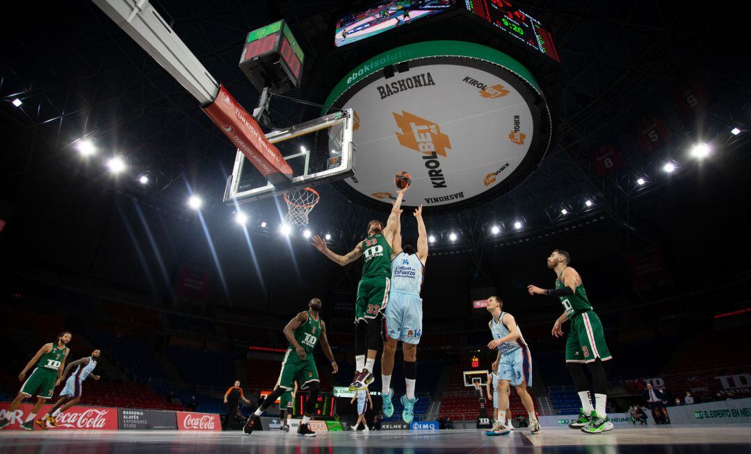 Imagen de un partido entre ambos equipos en el Buesa Arena