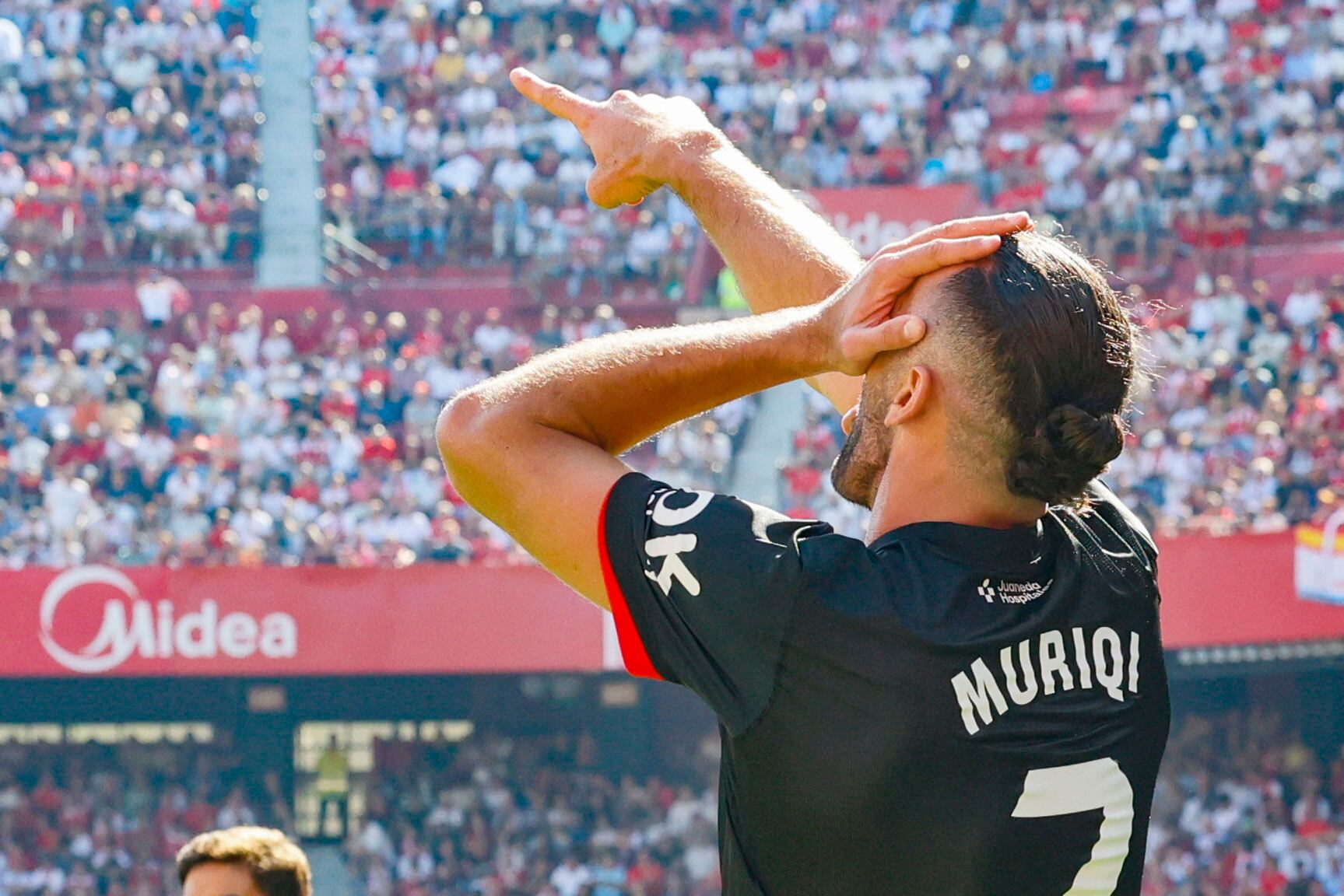 SEVILLA, 18/10/2025.- El delantero del Mallorca Vedat Muriqi celebra tras anotar un gol durante el partido de liga entre Sevilla FC y Mallorca que se celebra, este sábado, en Sevilla. EFE/ José Manuel Vidal
