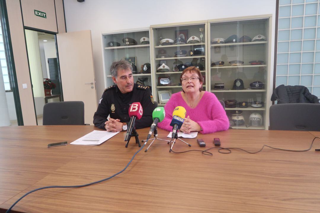 El comisario Manuel Hernández y la concejala Gloria Corral en una imagen de archivo.