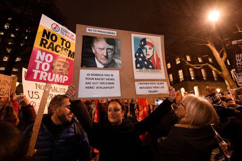 Manifestantes protestando contra el presidente de Estados Unidos, Donald Trump, en West Palm Beach