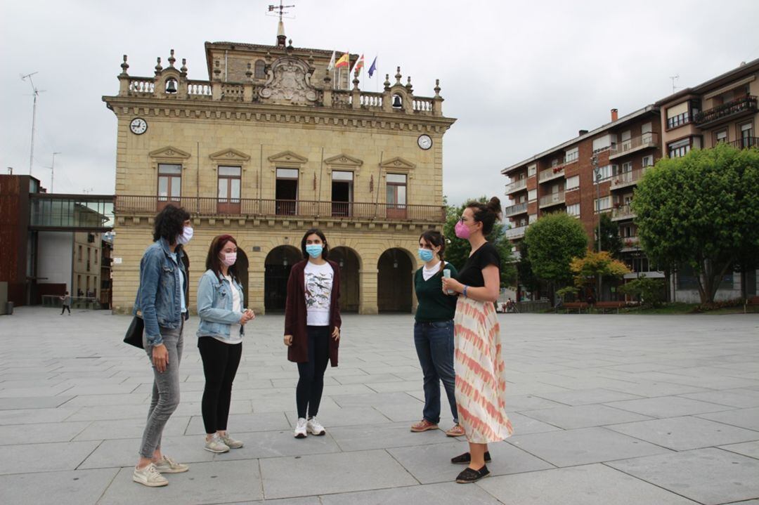 La delegada de Cultura, Juncal Eizaguirre, Elga Massetani,Anne Bravo, Alba Aguado y Patricia Echegaray