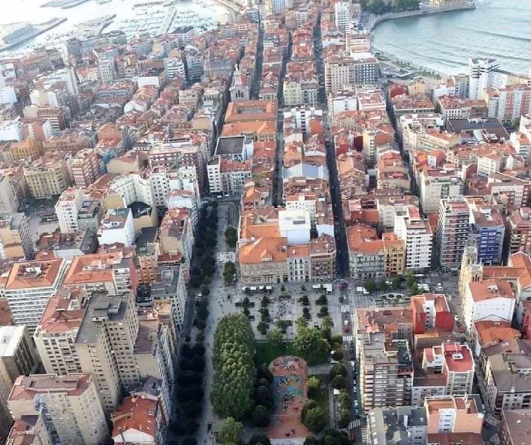 Gijón visto desde una azotea con el Paseo de Begoña en primer término.