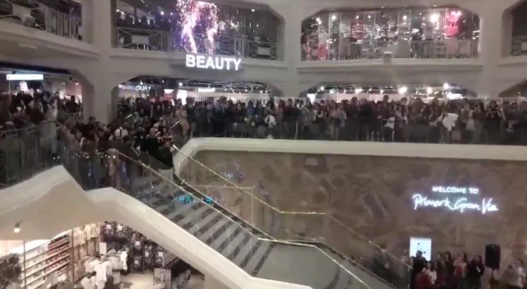 Un hombre pide matrimonio a su pareja en el Primark de Gran Vía y la reacción de las redes es unánime