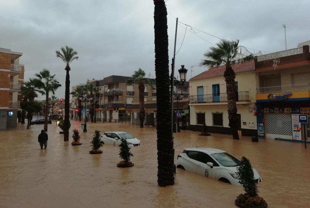 Calles anegadas por el agua tras un nuevo capítulo de lluvias en Los Alcázares.