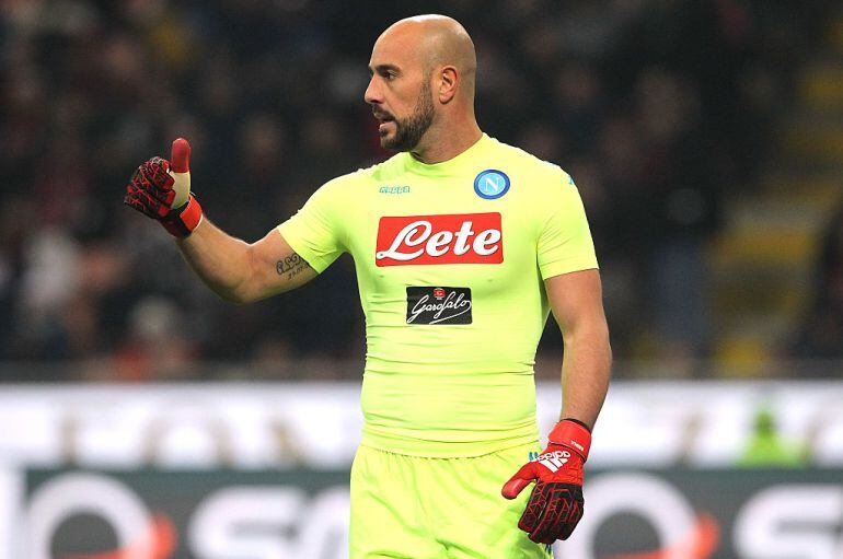 Pepe Reina con la camiseta del Nápoles.