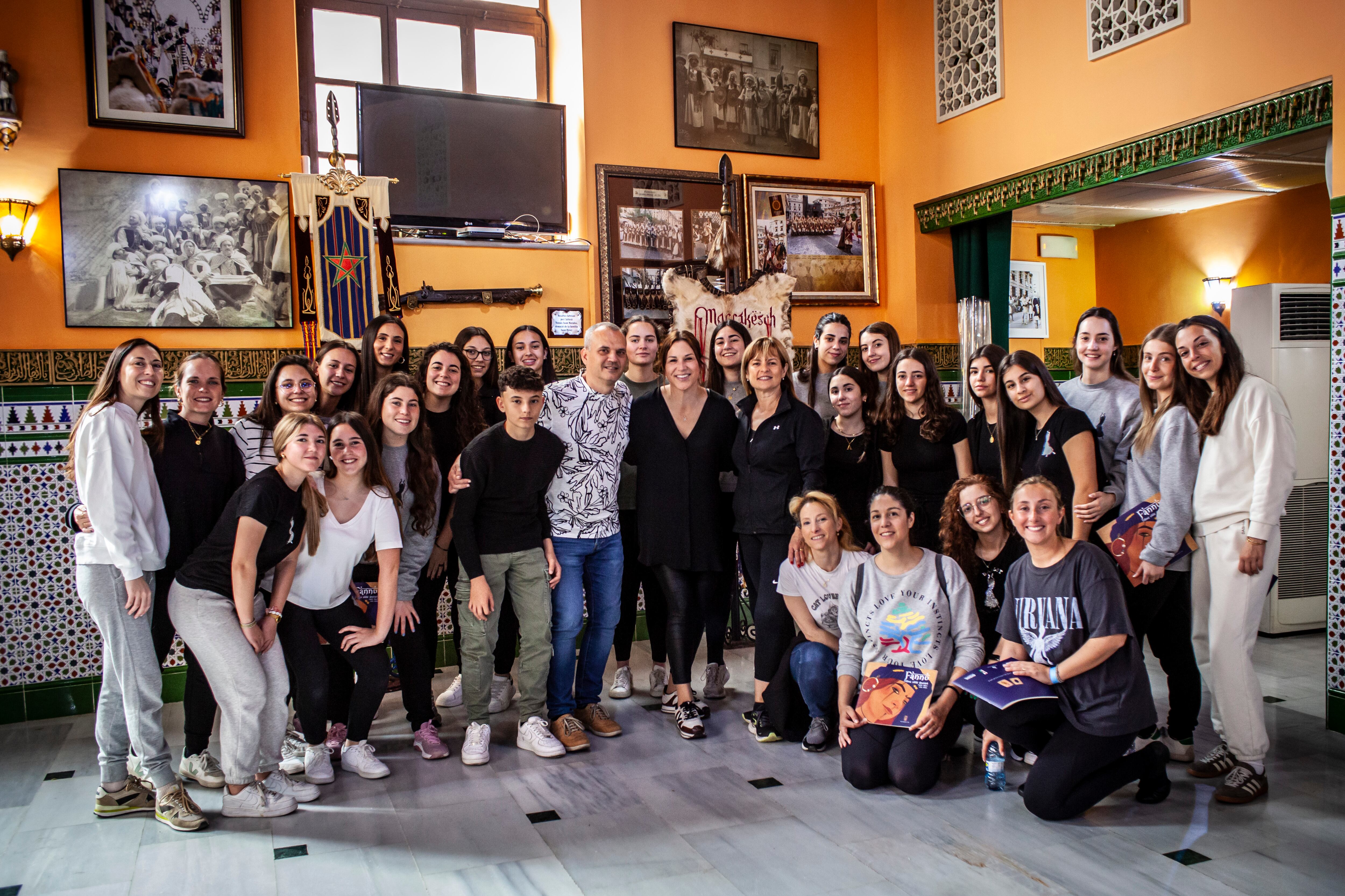 L'alferes de la Filà Marrakesch, Ana Gisbert Mira-Perceval, el compositor Pasqual Salort i les ballarines del ballet d'Ana Botella rere l'assaig conjunt a la seu dels Marrakesch.
