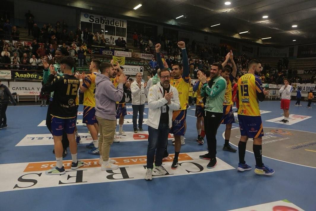 Los jugadores del Tubos Aranda celebran la victoria y agradecen el apoyo del público