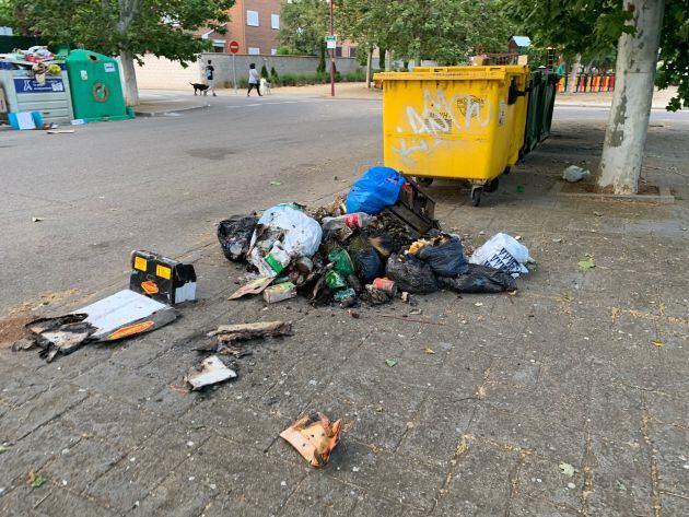 Basura esparciada por las calles de Cabanillas