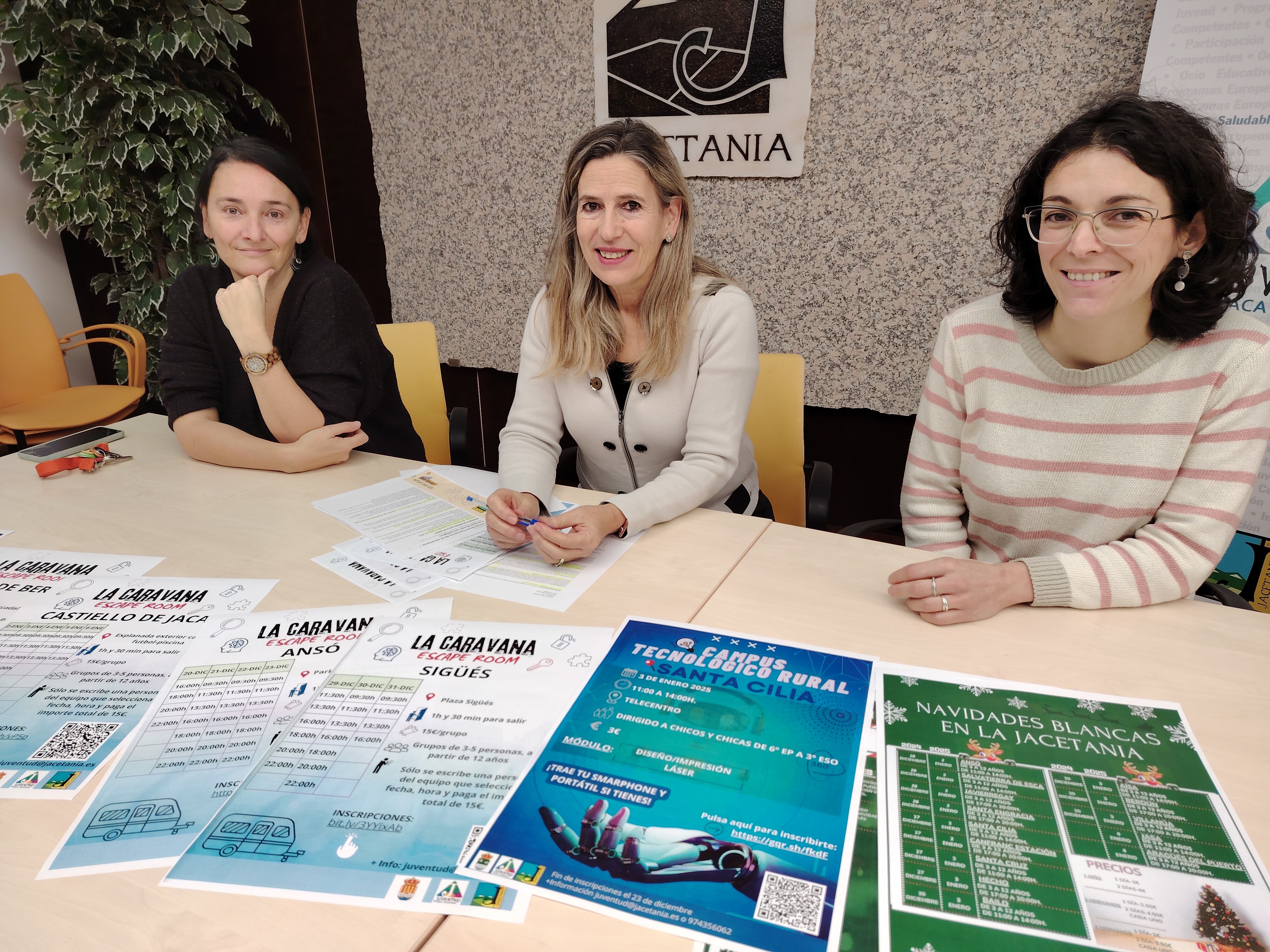 La consejera comarcal, Laura Climente (izq), junto a las técnicos de juventud, Pilar Lardiés y Susana Lanaspa (dcha)