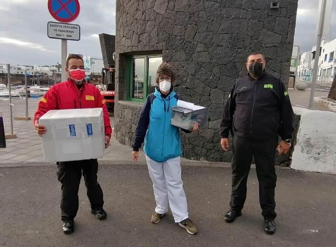 Vacunas en el puerto de Órzola listas para embarcar rumbo a La Graciosa.