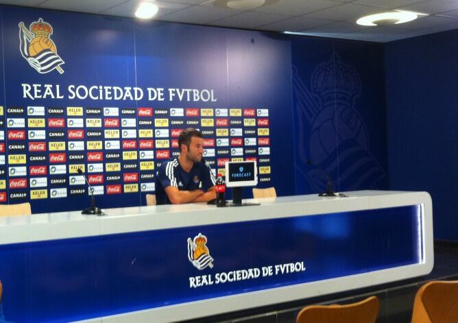 Agirretxe atiende a los medios de comunicación en la sala de prensa de Zubieta.