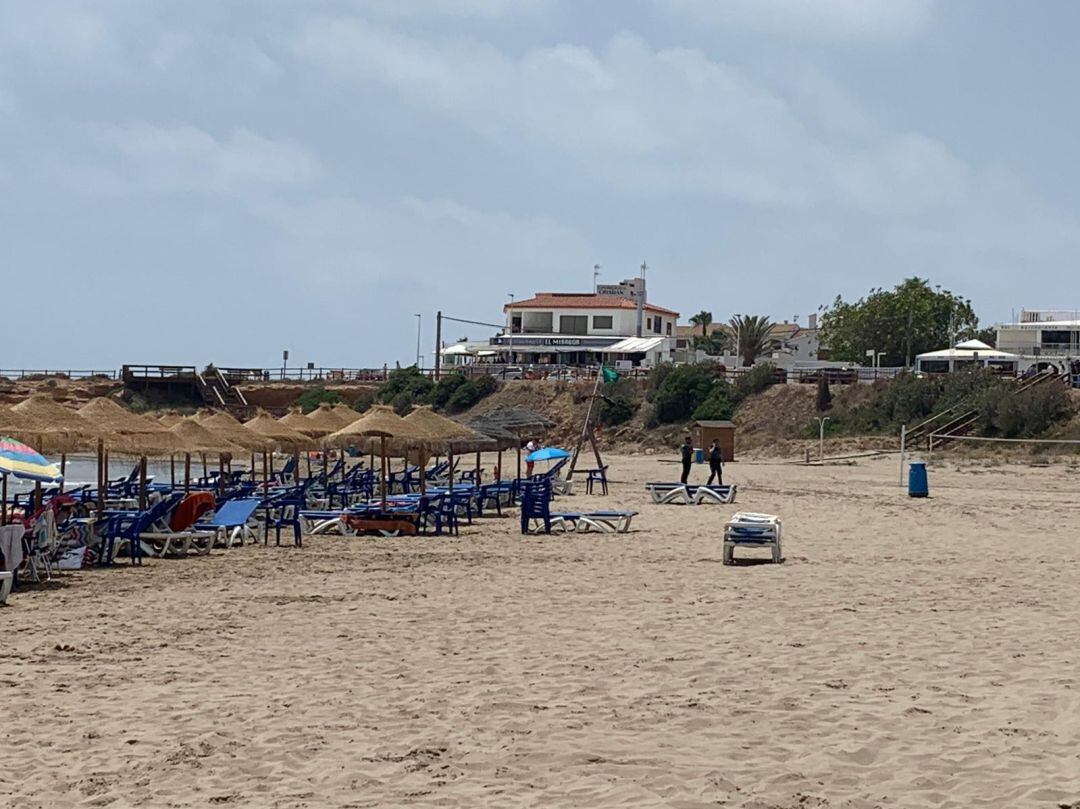 La Guardia civil ha desalojado la playa de bañistas mientras retiraban el artefacto explosivo