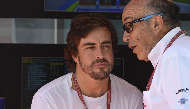 Fernando Alonso charla con Carmelo Ezpeleta en el pasado GP de Mugello