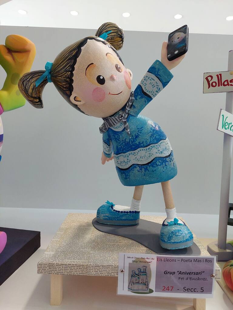 La Exposición del Ninot de las Fallas 2023 abre sus puertas con 750 figuras que rebosan diseño y sátira. Todas ellas quieren salvarse de las llamas gracias al voto popular.