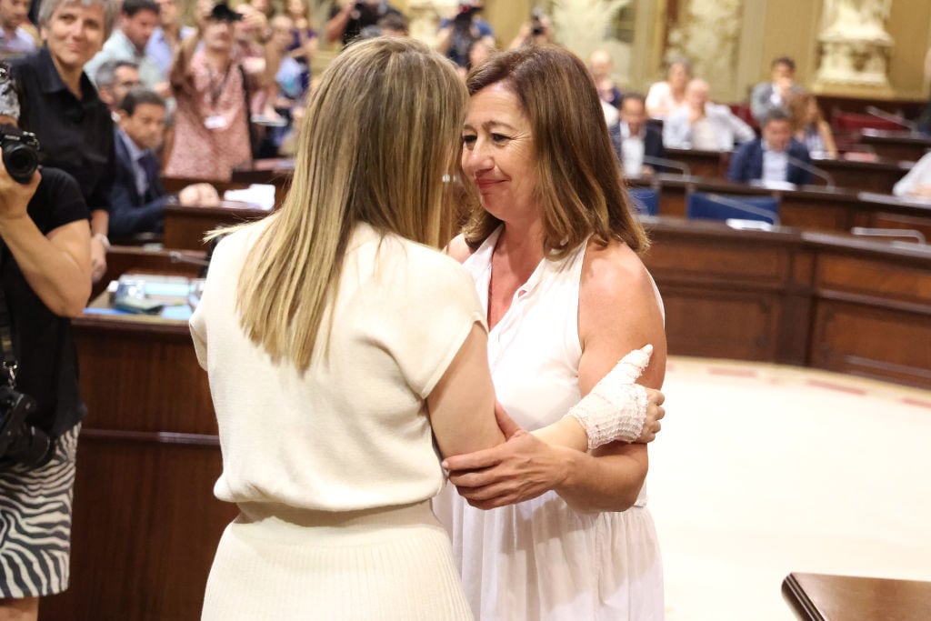 La presidenta de Baleares, Marga Prohens, se saluda con su precesora, Francina Armengol, en el pleno de investidura de la primera.