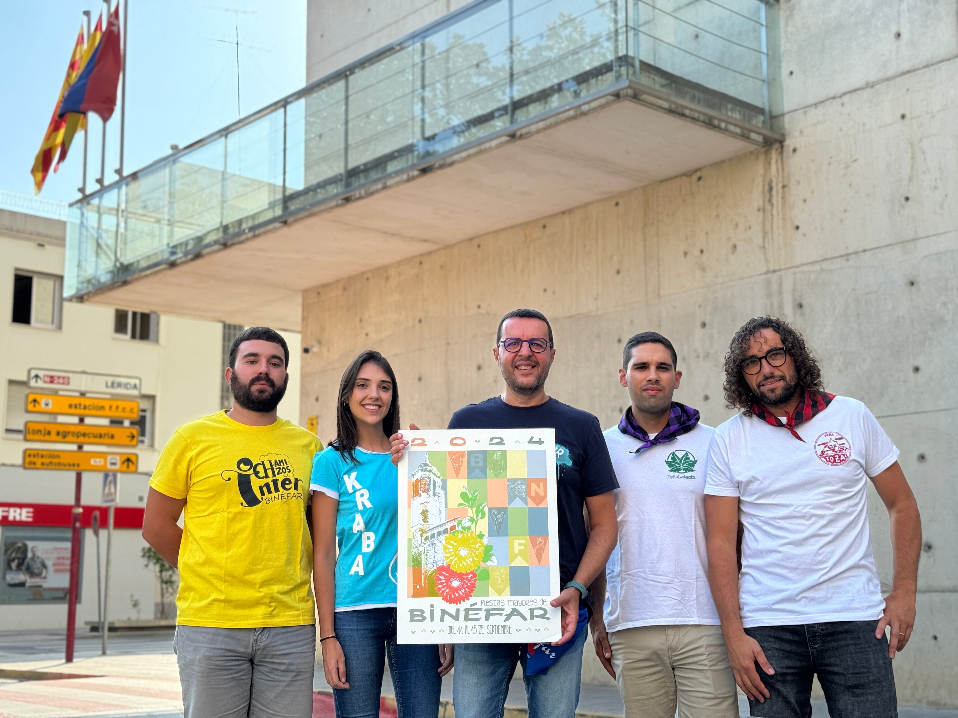El concejal César Pardos con los miembros de Interpeñas que serán los pregoneros de las fiestas. Foto: Ayuntamiento de Binéfar