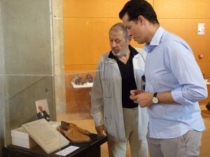 Rubén Alfaro contempla la vitrina junto a Francisco Sogorb