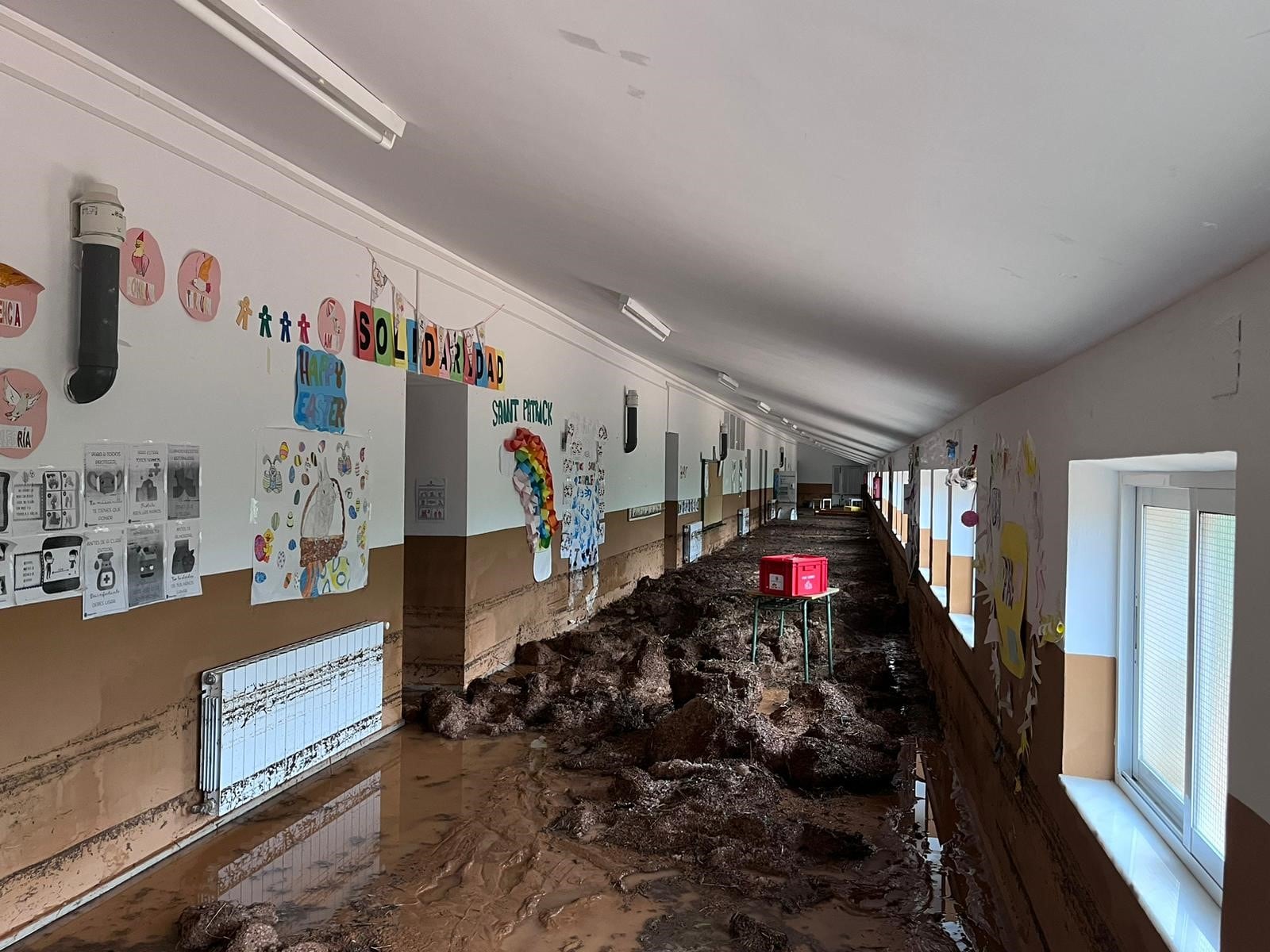 Interior del Colegio de Buenache de Alarcón (Cuenca) tras el paso de la DANA