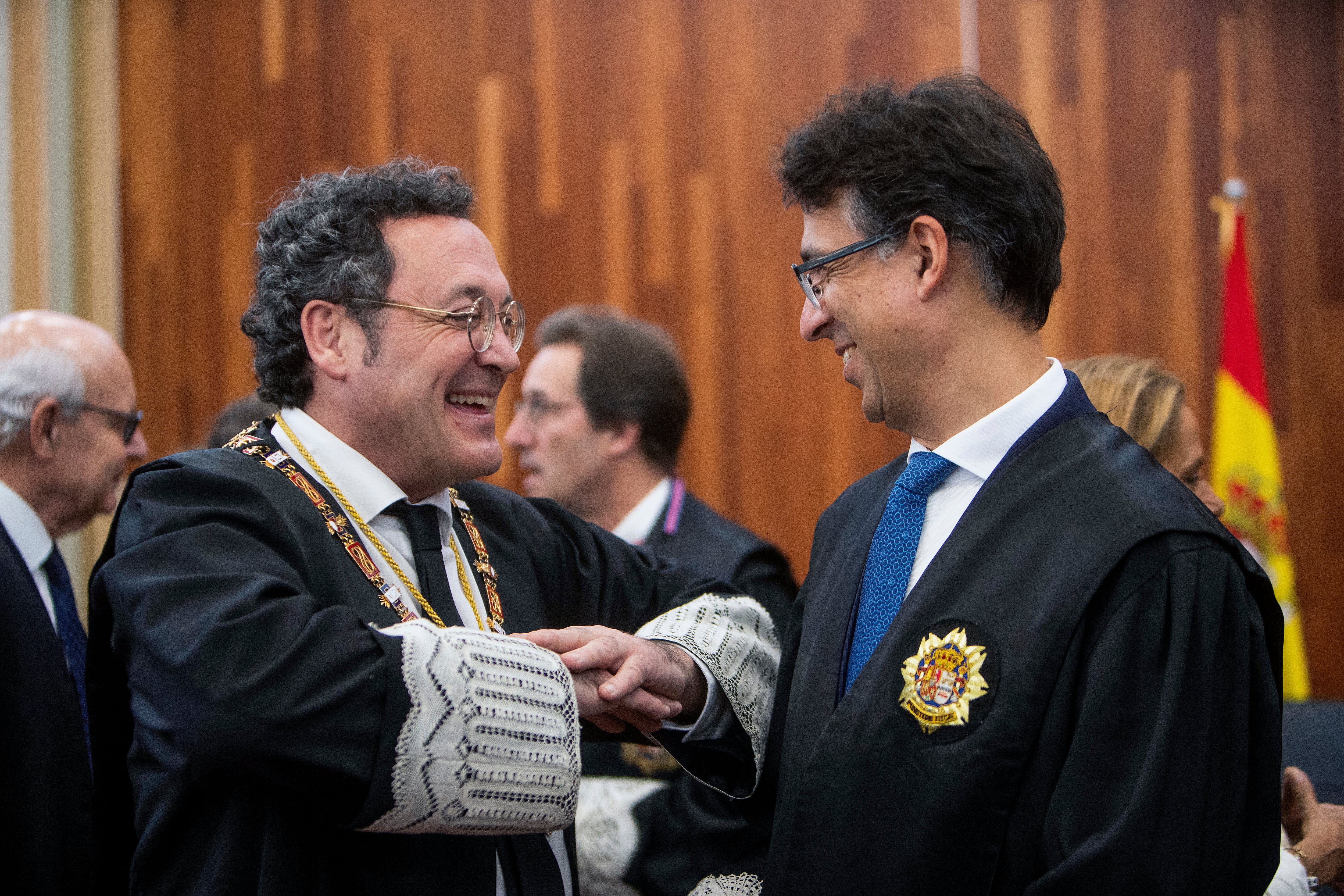 VIGO (PONTEVEDRA), 19/04/2024.- El fiscal general del Estado, Álvaro García Diéguez (i), asiste al acto de toma de posesión del nuevo fiscal jefe del área de Vigo, Óscar Vladimir Vallejo (d), este viernes. EFE/ Salvador Sas
