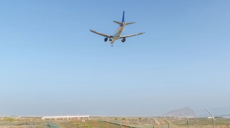 Avión llegando al aeropuerto Tenerife Sur