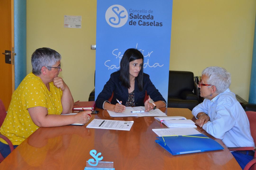 La teniente de alcaldesa de Salceda, Verónica Tourón (centro), junto a Ángela Ledo y Pilar González, ediles de Benestar Social en Salceda y As Neves, respectivamente. 