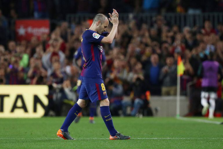 Iniesta aplaude al ser sustituido