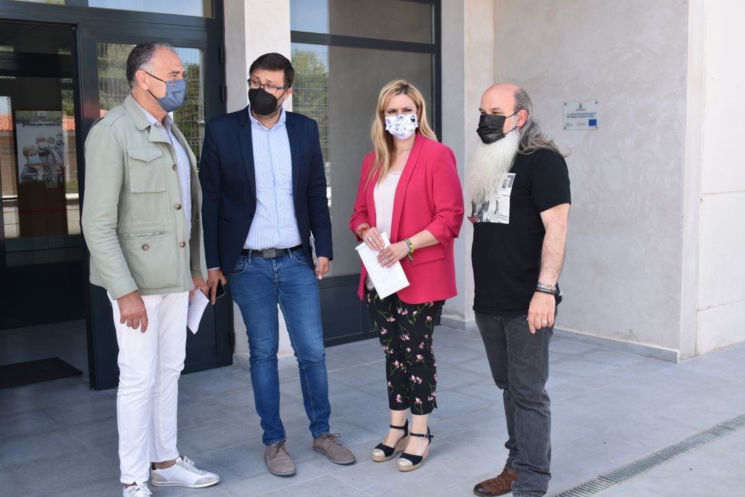 La Delegada de la Junta en Cuenca ha visitado el centro junto al viceconsejero de Educación, Amador Pastor; el alcalde de Tarancón, José Manuel López Carrizo y el director del centro educativo, Ricardo López 