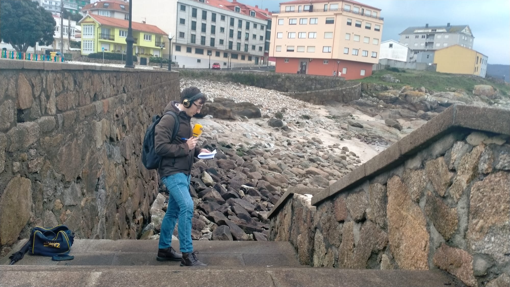 El redactor de Radio Galicia Ricardo Rodríguez, en la praia do Coído.