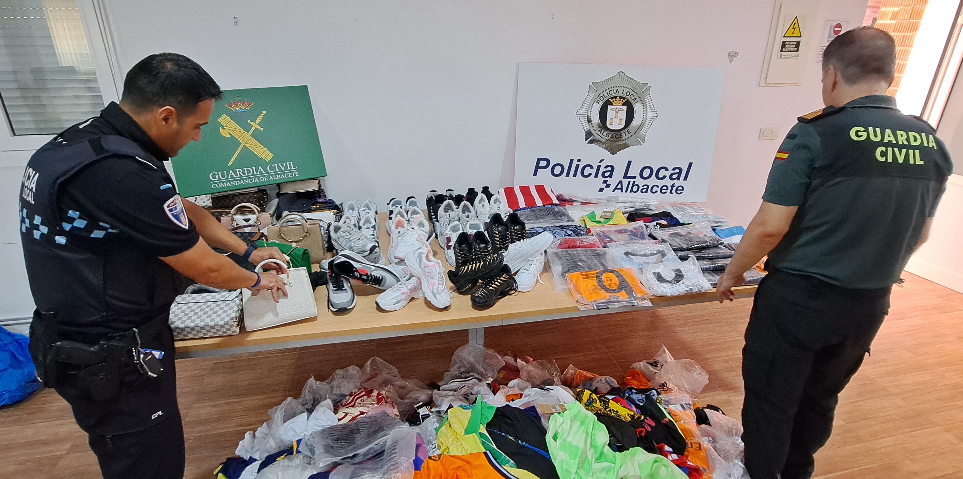 Agentes de la Policía Local y de la Guardia Civil de Albacete custodian el material incautado