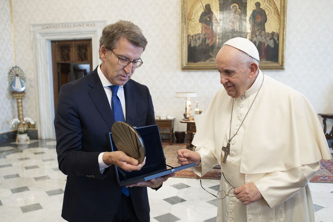 Feijóo le entrega una concha de bronce al Papa Francisco durante la audiencia en el Vaticano.