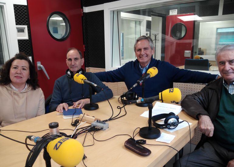 Fermín Gassol, director de Cáritas Interparroquial, en el centro, junto a Rafael Romero (a la derecha), Diego Peris (a la izquierda) y Laura Espinar, directora del diario Lanza