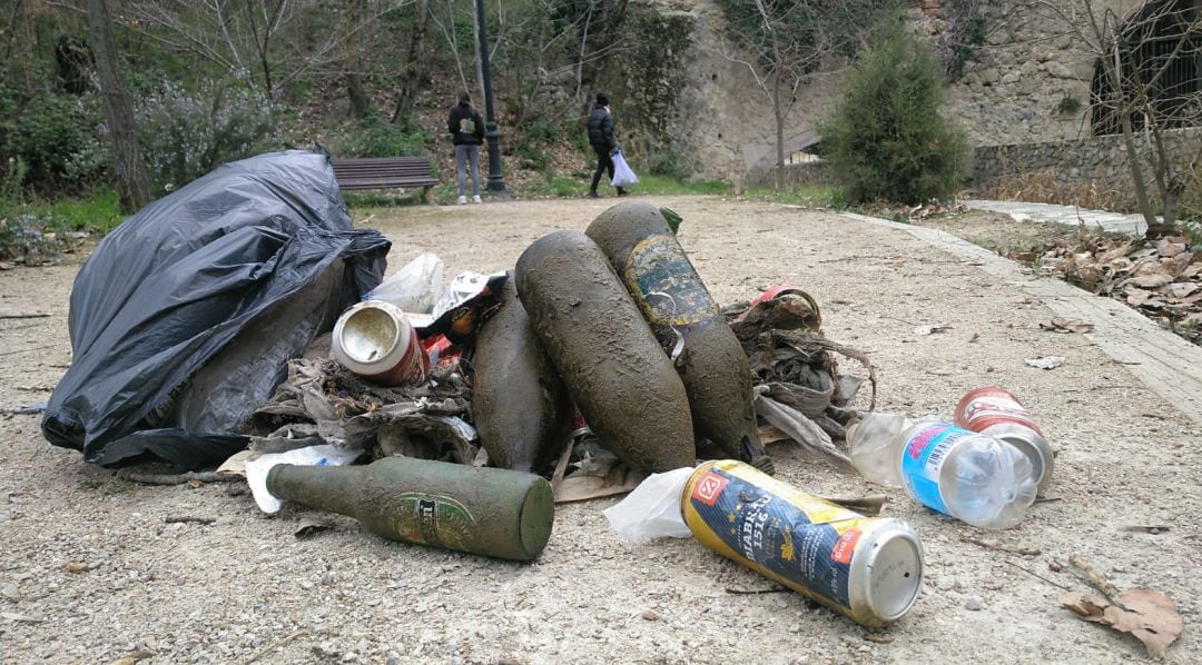 Basura recogida en el entorno de la desembocadura del río Huécar en Cuenca.