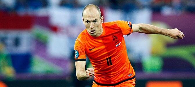 Robben guía el balón en el partido ante Dinamarca