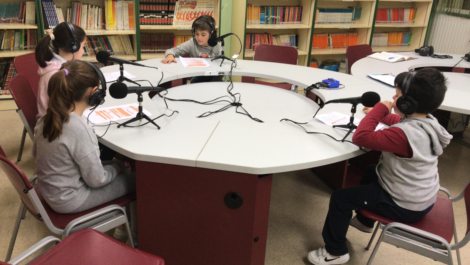 Alumnos del colegio Fuente del Oro de Cuenca haciendo radio.