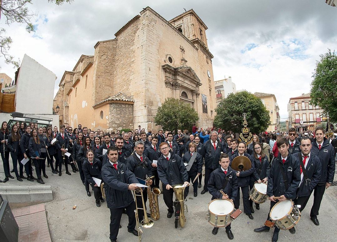 Los integrantes de la Banda Pedro Gámez Laserna a la espera de la decisión de salida de la Expiración, en la puerta de la Asunción