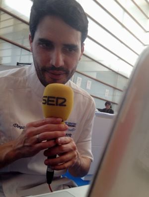 El chef Virgilio Martínez, hablando de sus platos en la zona de prensa del congreso San Sebastián Gastronomika.