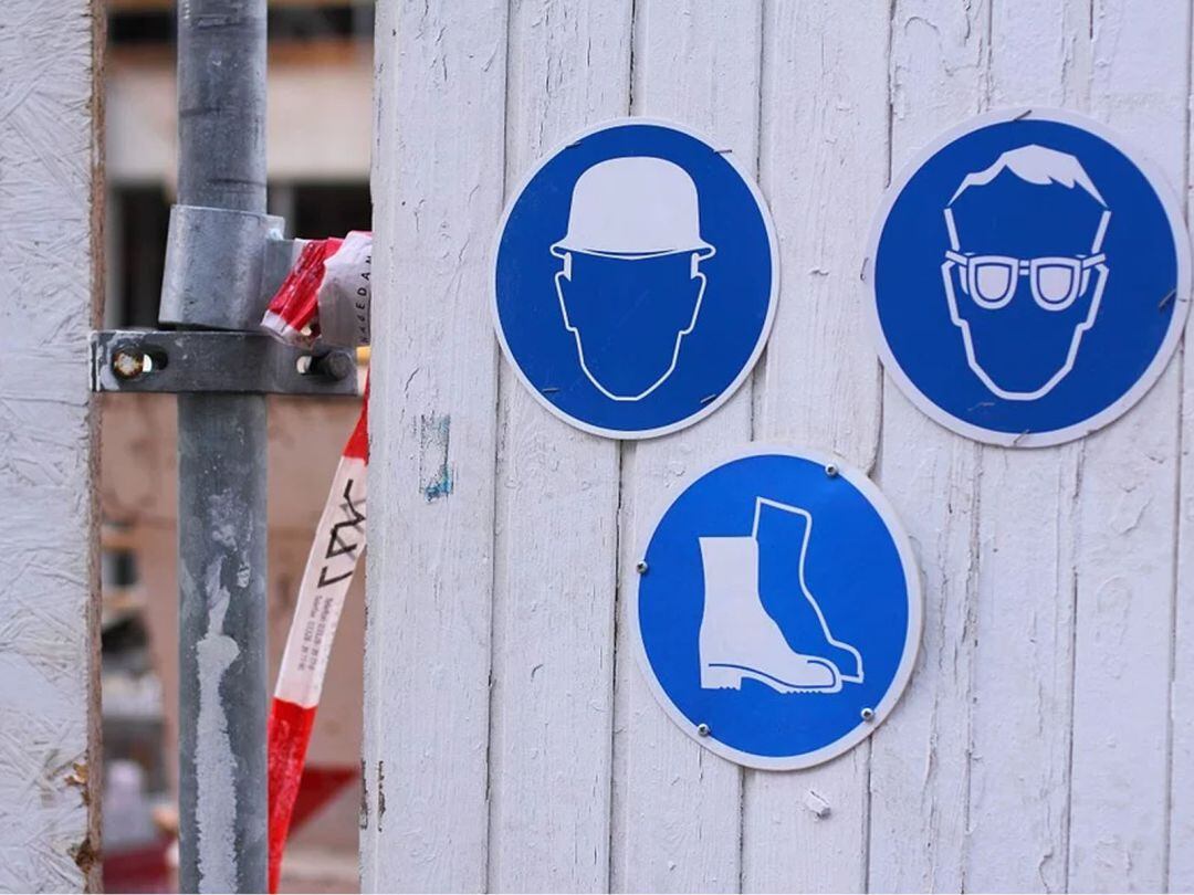Señales de protección en la pared de una obra