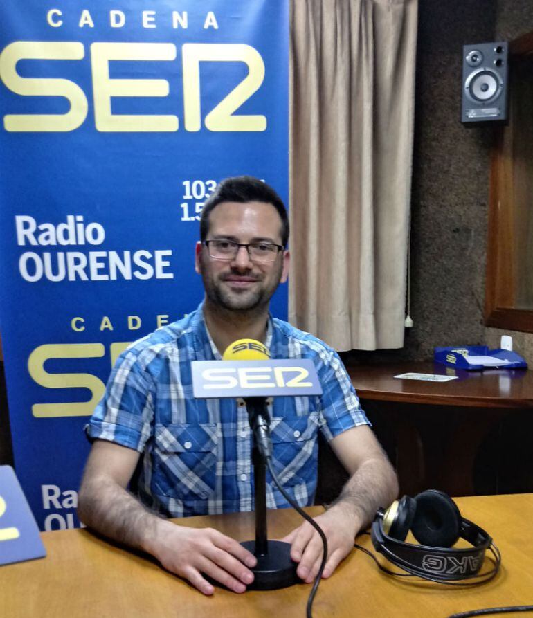 Adrián González en los estudios de Radio Ourense