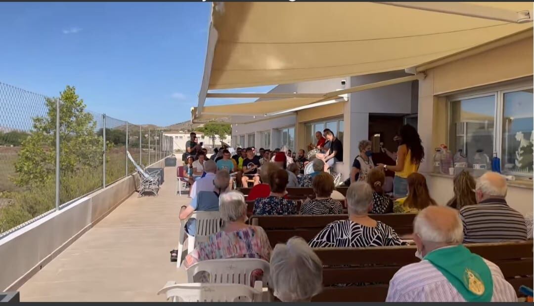 Escuchando la actuación de la Sdad Musical Ruperto Chapí